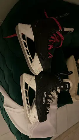 Pair of ice hockey skates - size 40-41 specified, gently used