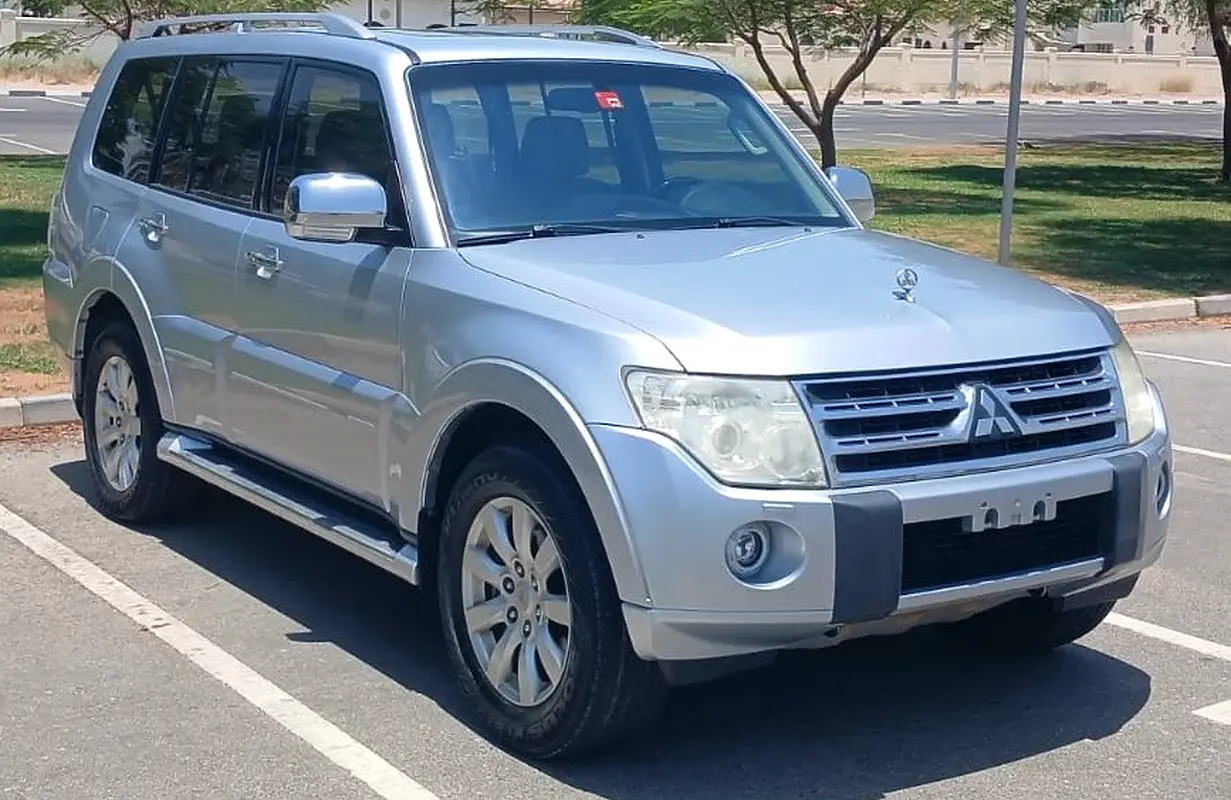 Mitsubishi Pajero 2010 — photo 1 of 11