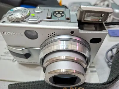 Sony Cyber-shot Compact Camera with Carl Zeiss Lens DSC-Z1