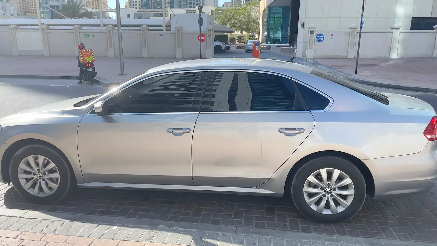 Volkswagen Passat 2013 — photo 1 of 3