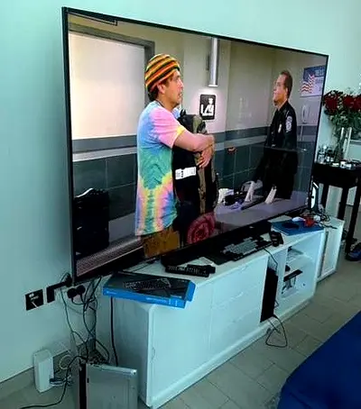 86” LED TV in excellent working condition - table mounted