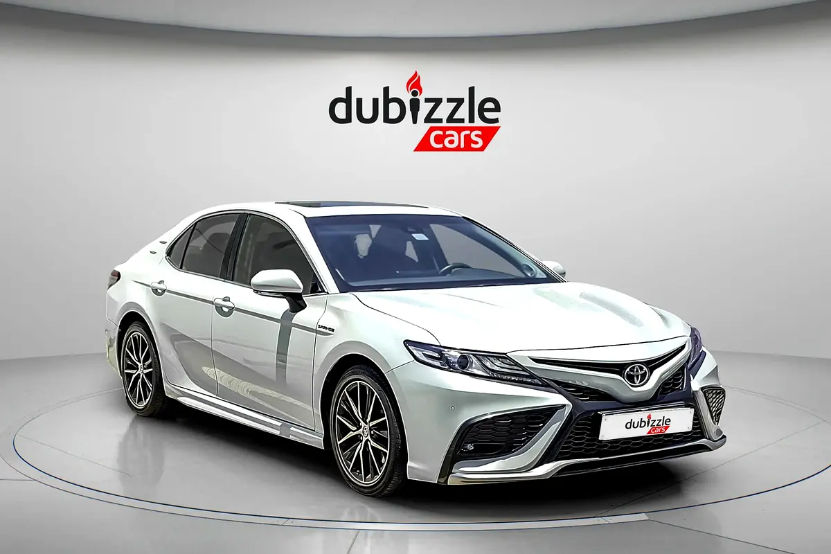 Toyota Camry 2023 — photo 1 of 16