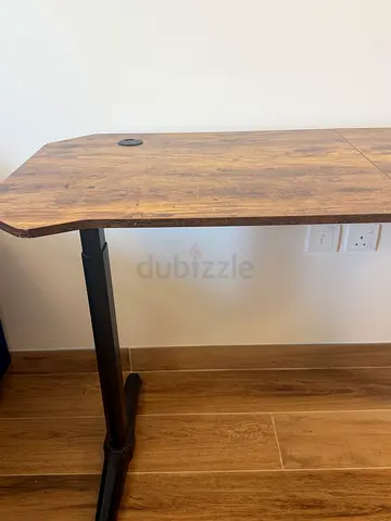 Height adjustable Wood-look desk with metal legs and digital display — good condition