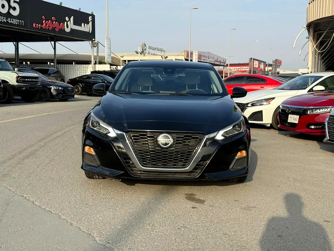 Nissan Altima 2021 — photo 1 of 12