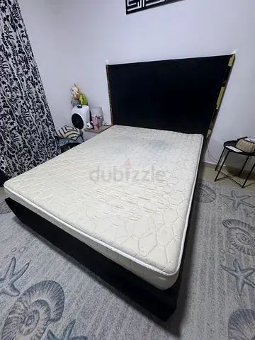 Queen size mattress (160x200x30) - good condition slightly used.