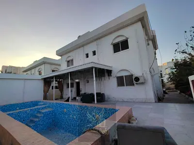 اجمل فيلا مساحه كبيره 4 غرف كبار حمام سباحه باركن سياره كبير وغرفه خدامه موقع حيوي قريب مخرج دبي