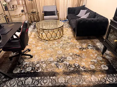 Large Vintage-Style Living Room Carpet - Excellent Condition