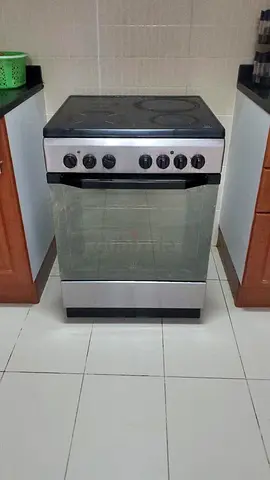 Indesit Free Standing Electric Cooker with 4 Hot Plates and Oven