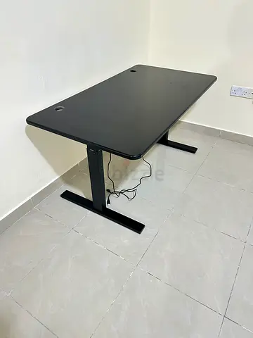 Black Office/Study Table - Compact Standing Desk, controller is missing so it cant be adjusted.
