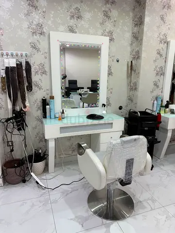 White Salon Styling Station with Mirror and Hydraulic Chair - Good Condition