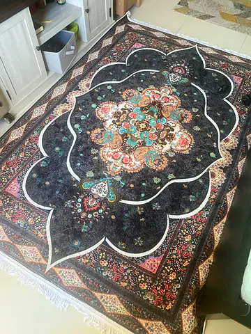 Handwoven Persian-style dark floral rug - good condition 160x240