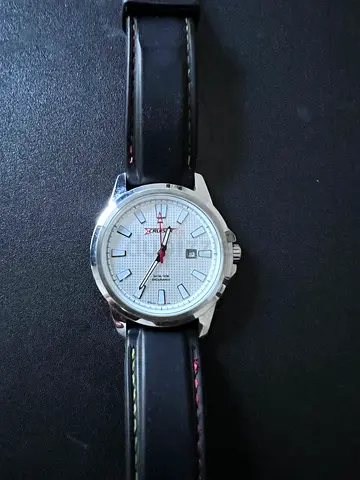 Mens analog wristwatch with leather strap - good condition