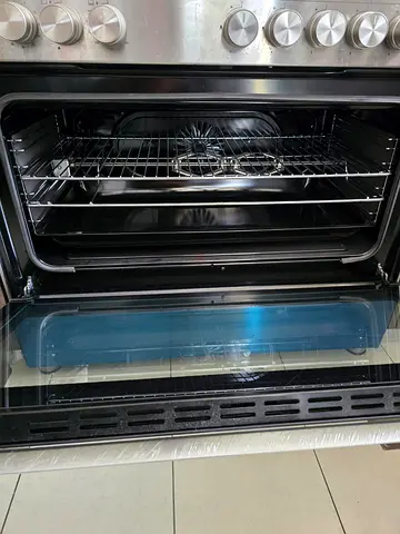 Freestanding gas oven with convection fan — Excellent working condition. Still under warranty