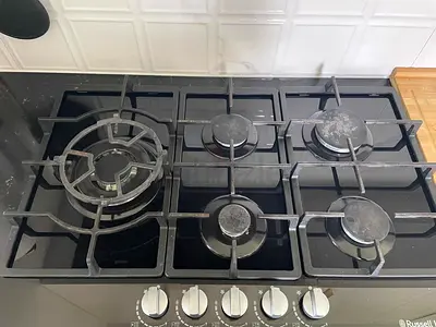 5-Burner Gas Hob with Cast Iron Grates — excellent Condition
