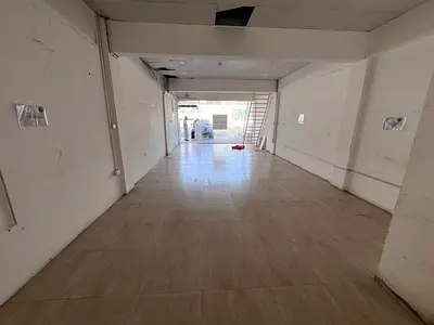 فرصة استثمارية مميزة محل تجاري بموقع حيوي واستراتيجي في منطقة الراشدية 1، أمام فندق رامادا مباشرة، مع مساحة واسعة وتصميم يضم طابقاً أرضياً وميزانين