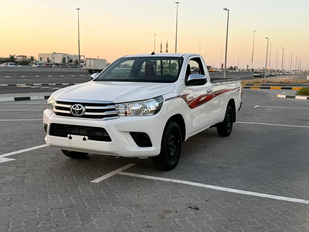 Toyota Hilux 2021 — photo 1 of 6