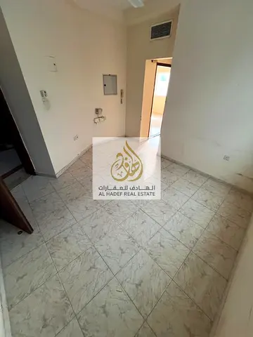 شقة غرفة وصالة للإيجار في النباعة الشارقة | تكييف مركزي وغاز مركزي | موقع حيوي قريب من جميع الخدمات | شقة عائلية بمساحة ممتازة | فرصة سكنية مميزة