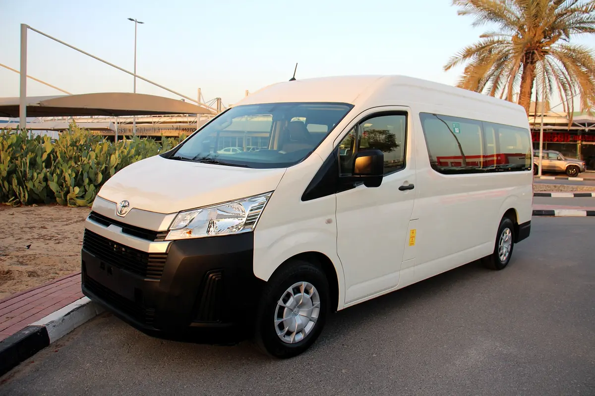 Toyota Hiace 2023 — photo 1 of 17