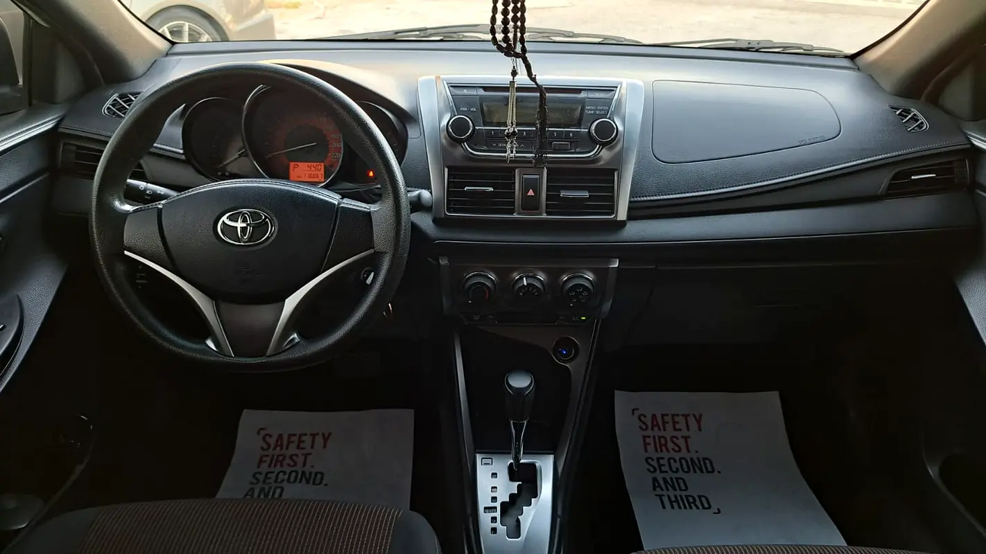 Toyota Yaris 2016 — photo 1 of 8