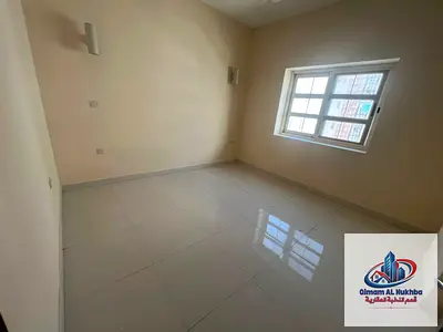 شقة ممتازة غرفتين وصالة بالشارقة  بمساحة كبيرة وتشطيبات حديثة تاني ساكن تكيف سبيلد جديد بناية صغيرة ومخصصة للعائلات موقع ممتاز قريب من مستشفى رويال