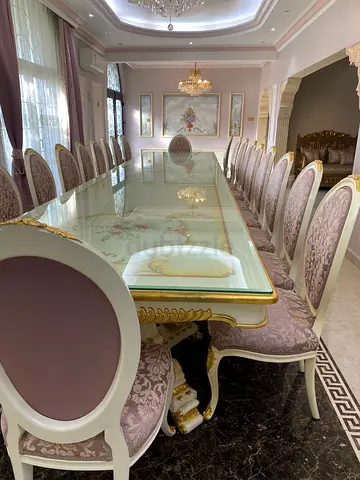 طاولة طعام ل 20 شخص