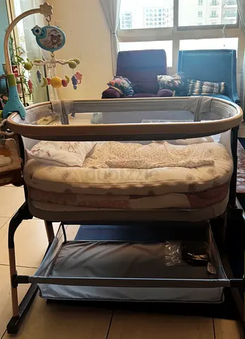 Beige Portable Bassinet/Co-sleeper with Mobile — Good Condition
