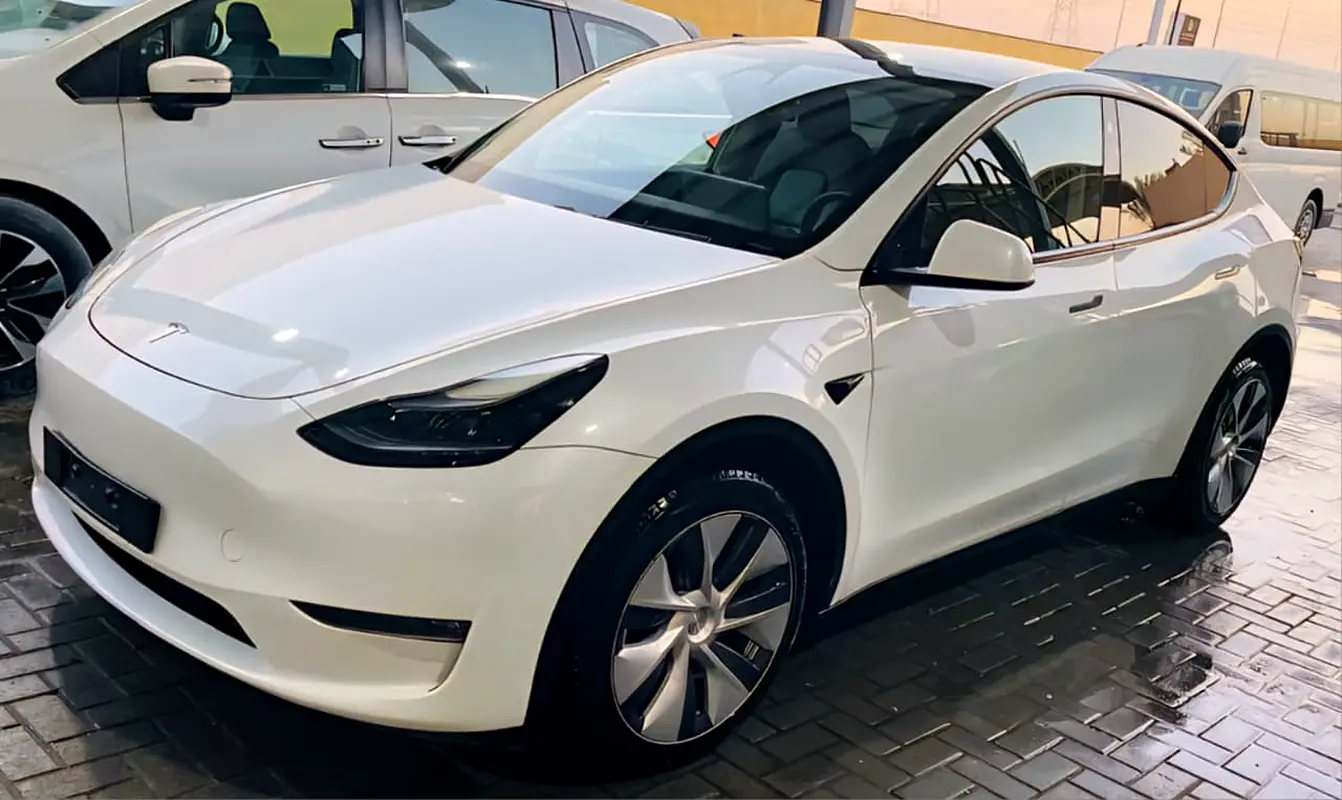 Tesla Model Y 2023 — photo 1 of 10