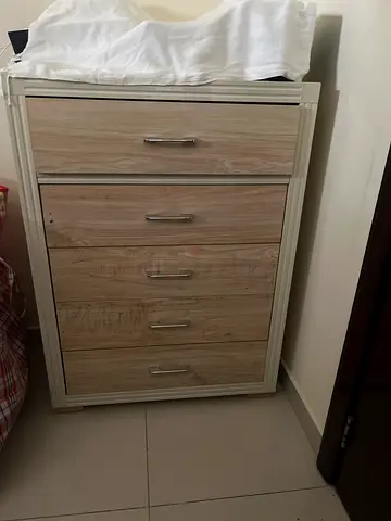 Light wood 5-drawer chest / dresser in good condition