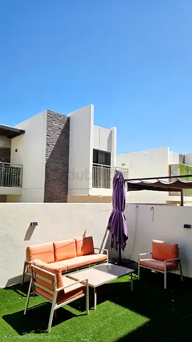 Modern outdoor lounge set including:
1 three-seater sofa
2 armchairs
1 coffee table
1 large parasol