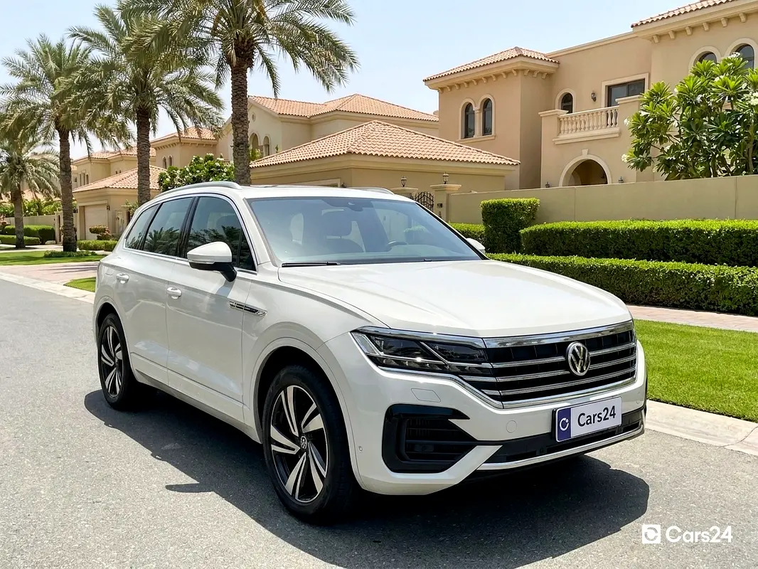 Volkswagen Touareg 2023 — photo 1 of 13