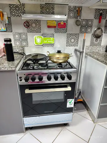 Used Silver Gas Cooker with Oven - 4 Burners, Good Working Condition