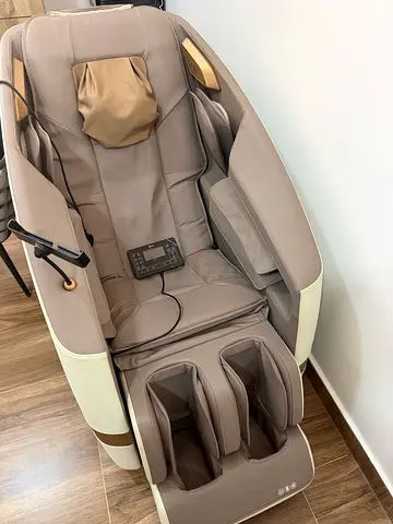 ARES uClass Full Body Massage Chair – Excellent Condition