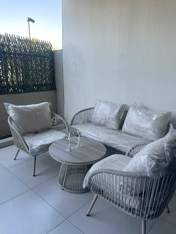 Outdoor rattan-style 3-piece patio seating set with table (light grey)