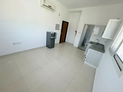 ثاني ساكن _ مساحة كبيرة _ تكييف سبليت _ مضيء بالكامل _  سهل المخرج محمد بن زايد