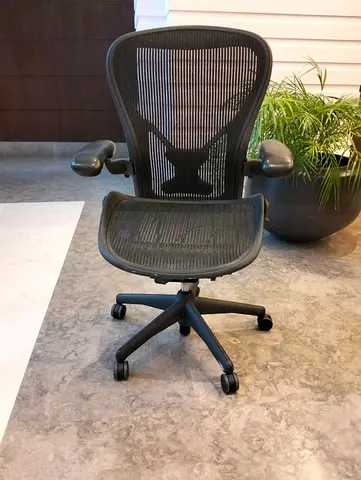 Selling herman miller Aeron chair.good only little use