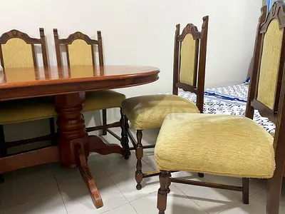 Dining Table with 8 Chairs in Excellent condition