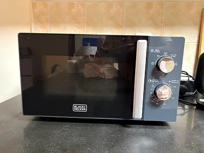 Microwave (Black + Decker)