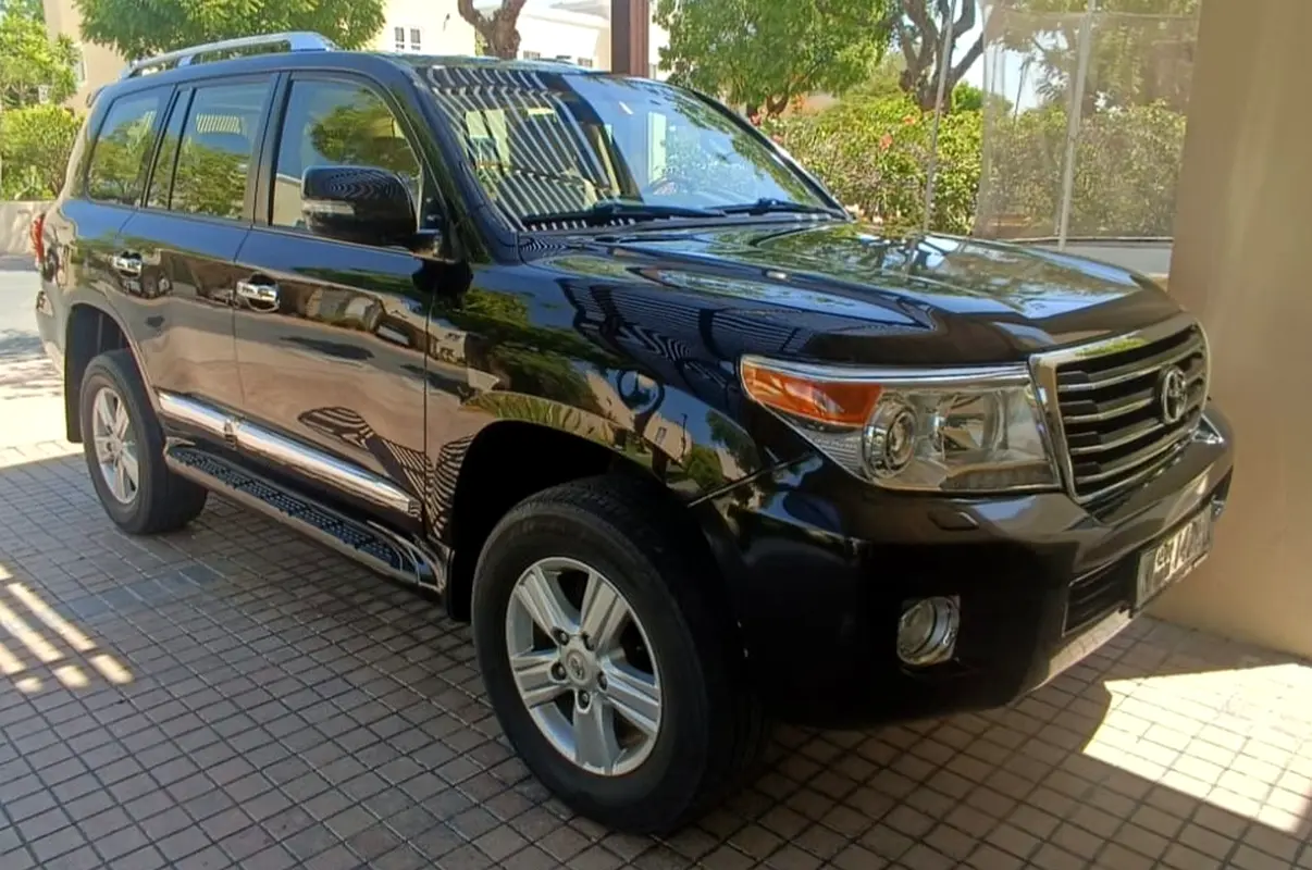 Toyota Land Cruiser 2015 — photo 1 of 16