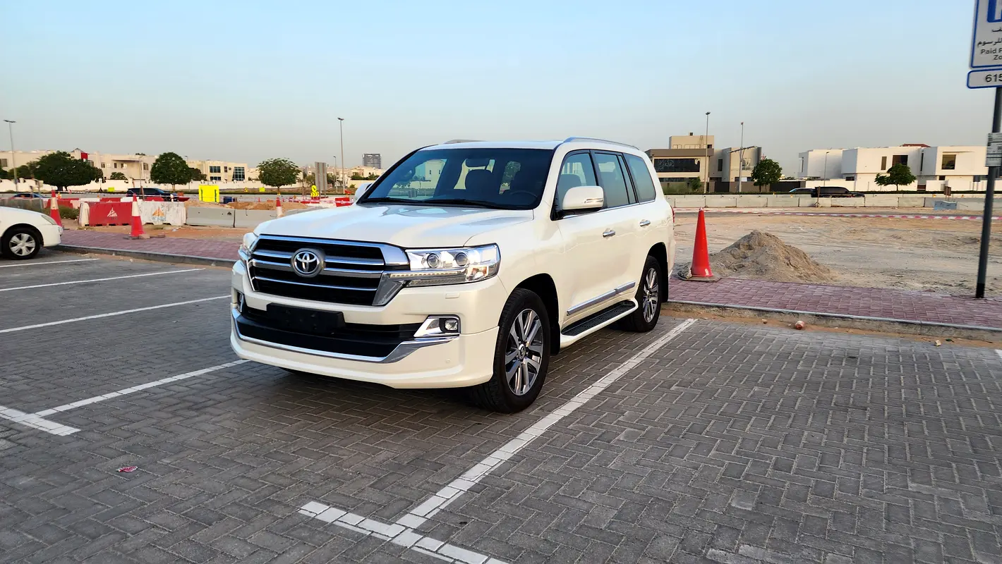 Toyota Land Cruiser 2019 — photo 1 of 20