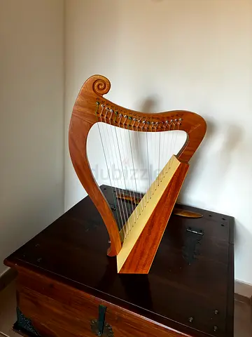 Small Celtic lap harp in good condition