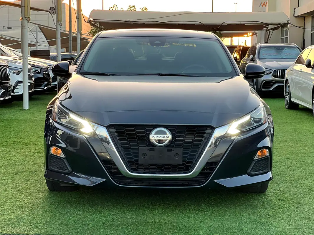 Nissan Altima 2022 — photo 1 of 17