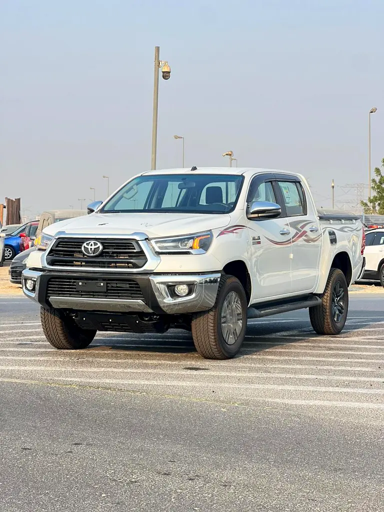 Toyota Hilux 2026 — photo 1 of 15