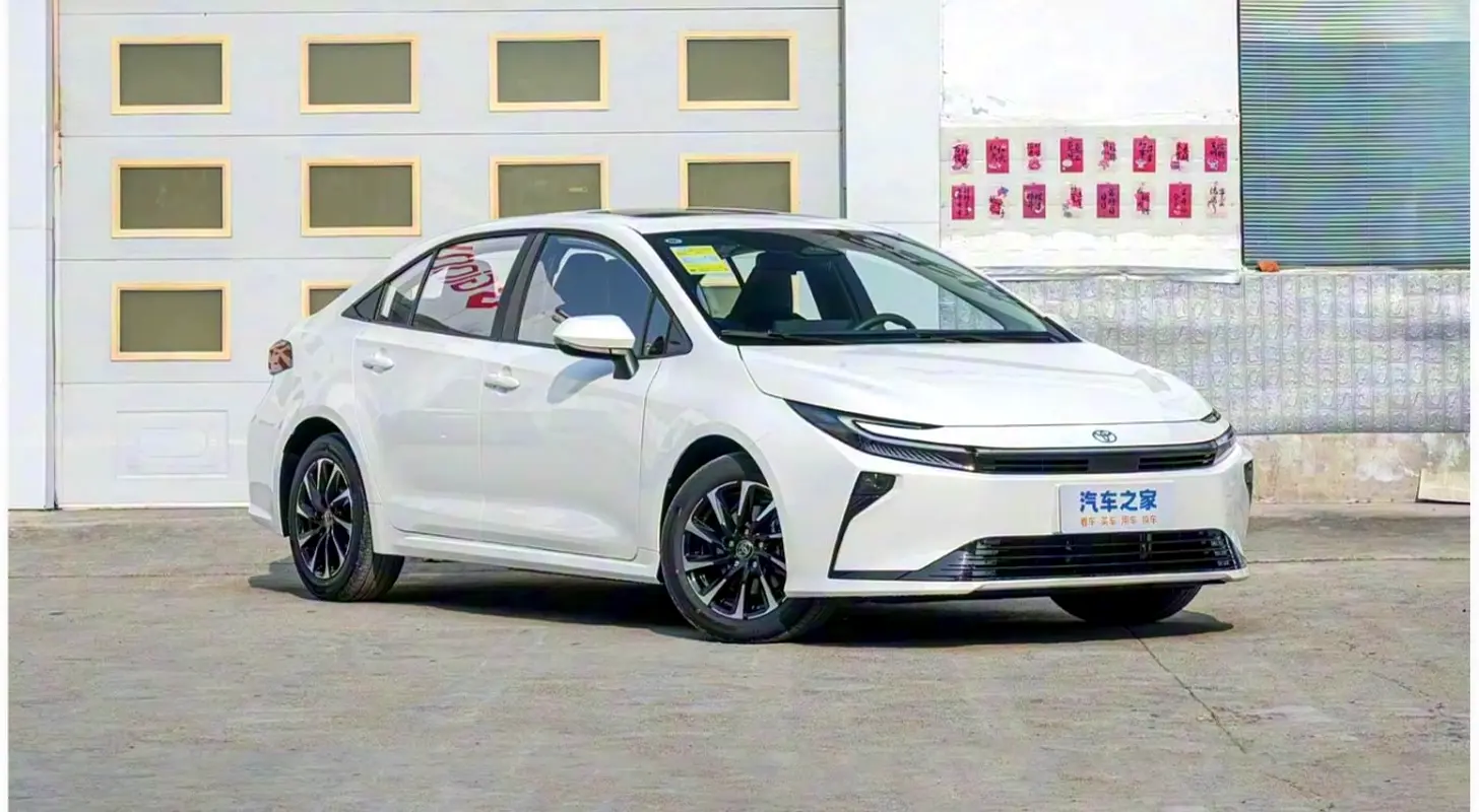 Toyota Corolla 2026 — photo 1 of 8