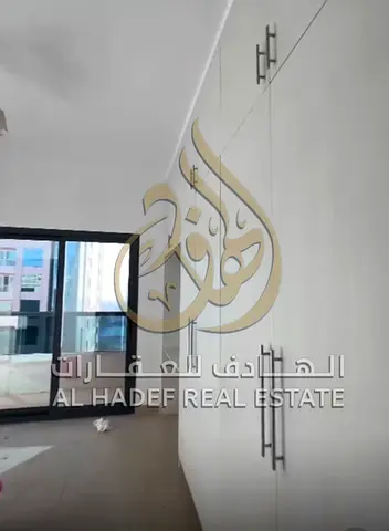 بلكونة • خزائن حائط مدمجة • 2 حمام • مطبخ عملي • تشطيبات ممتازة • تكييف مجاني • موقف سيارة مجاني • جيم مجاني • مسبح مجاني • برج عائلي راقٍ