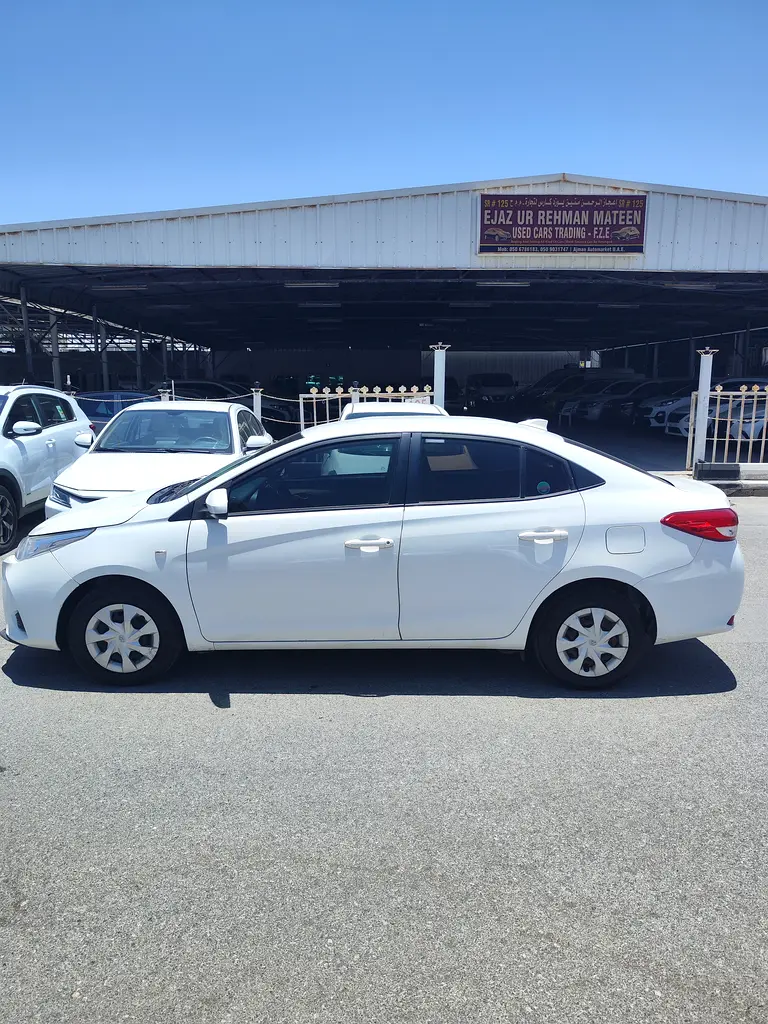 Toyota Yaris 2021 — photo 1 of 4