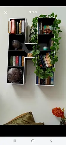 Wall-mounted letter H bookshelf / decorative wall shelf (black  white)