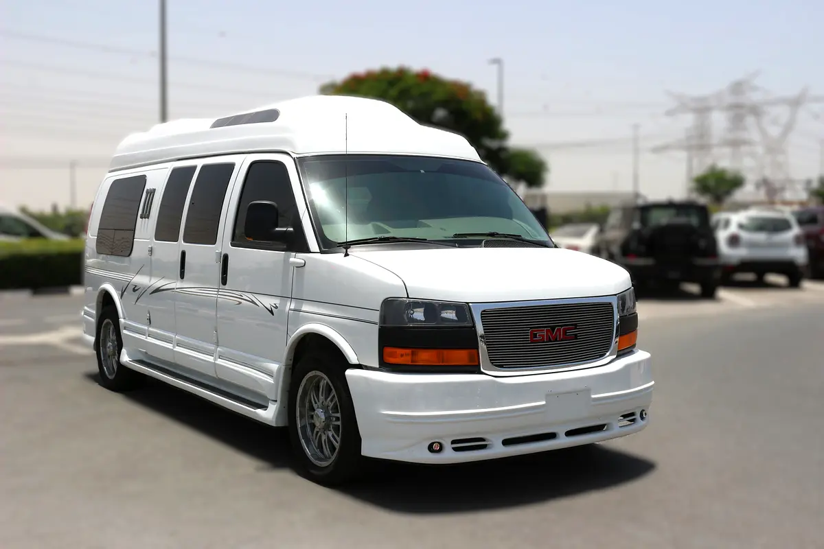 GMC Savana 2010 — photo 1 of 15