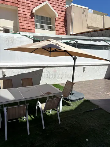 Large outdoor patio cantilever umbrella