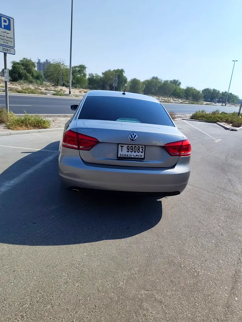 Volkswagen Passat 2014 — photo 1 of 7
