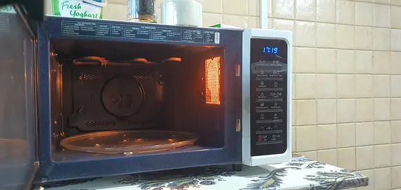 Used countertop microwave oven - good working condition